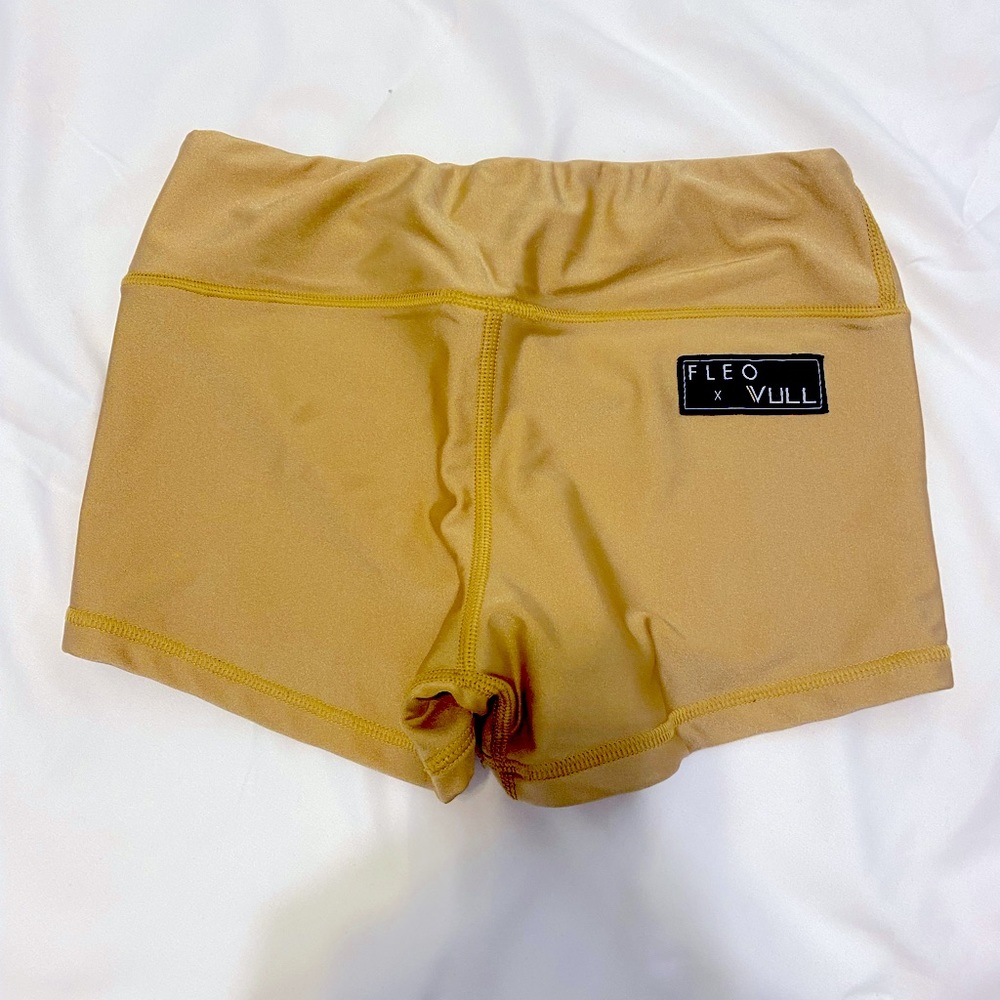 FLEO x VULL collab gold “trophy” short